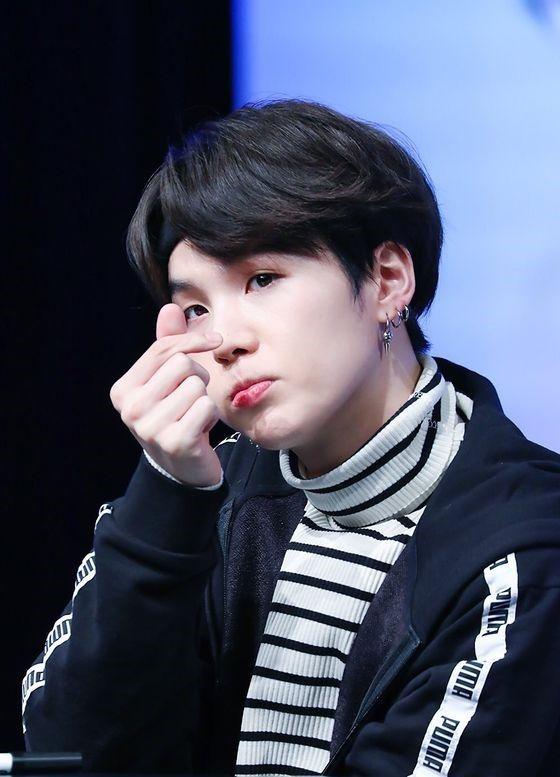 10 Potret Finger Heart Suga BTS yang Rayakan Debut 8 Tahun