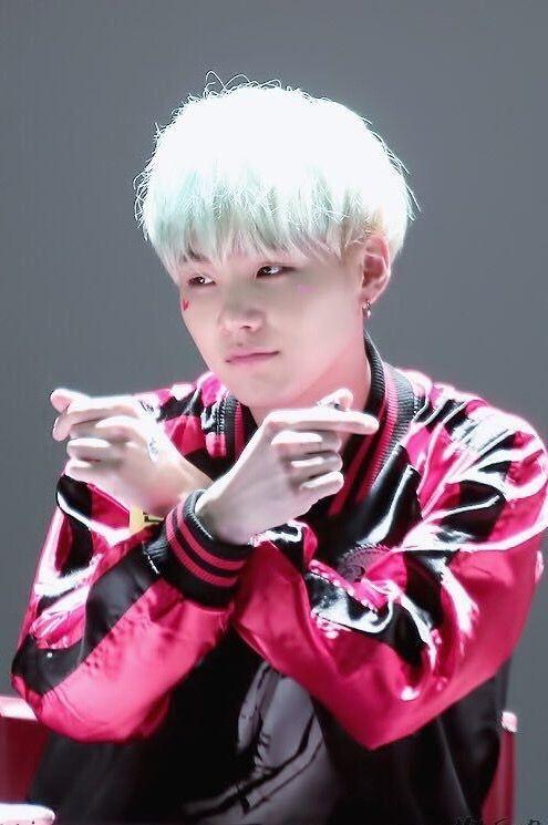 10 Potret Finger Heart Suga BTS yang Rayakan Debut 8 Tahun