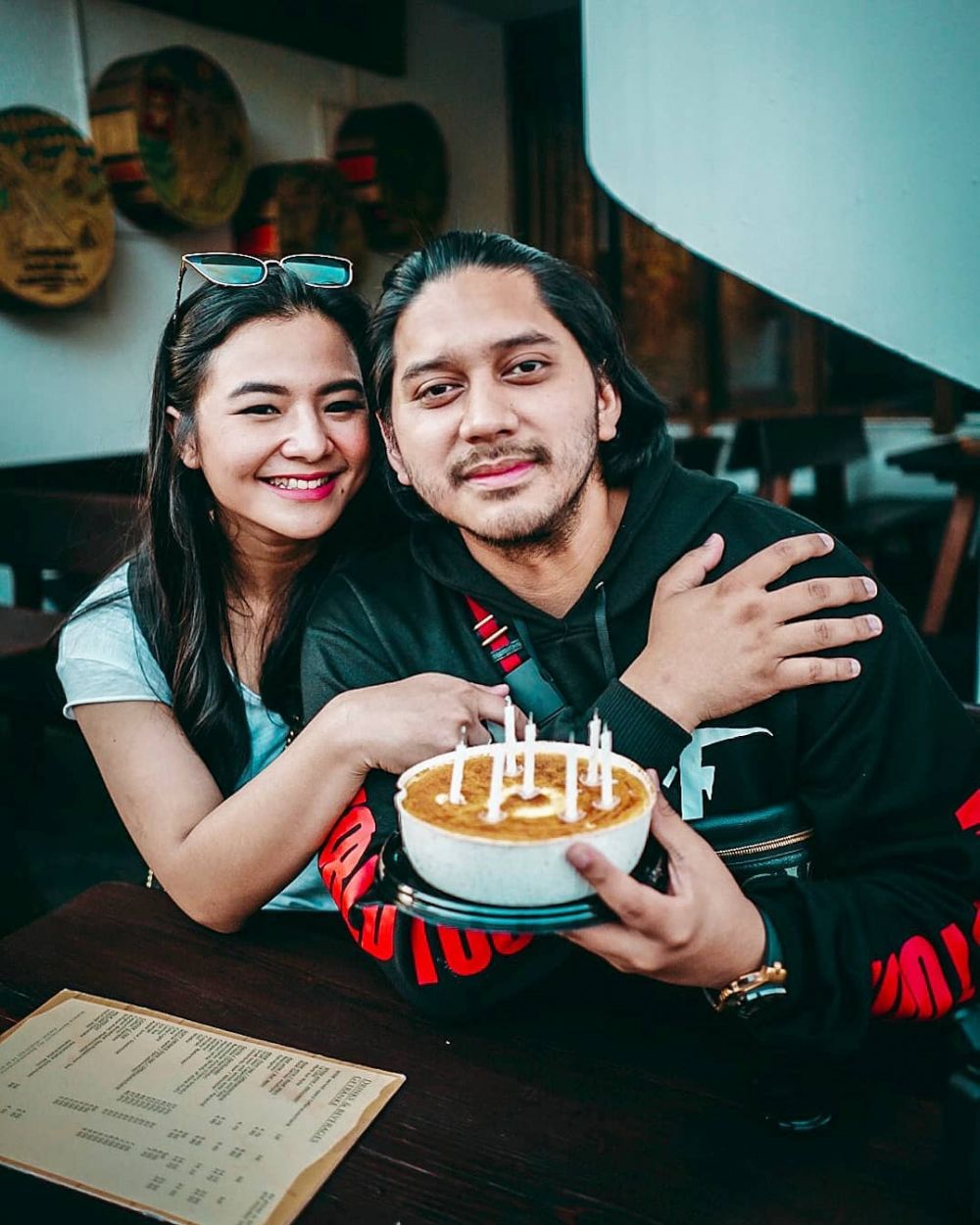 Meski Beda Usia 5 Tahun 10 Pasangan Artis Selalu Umbar Mesra