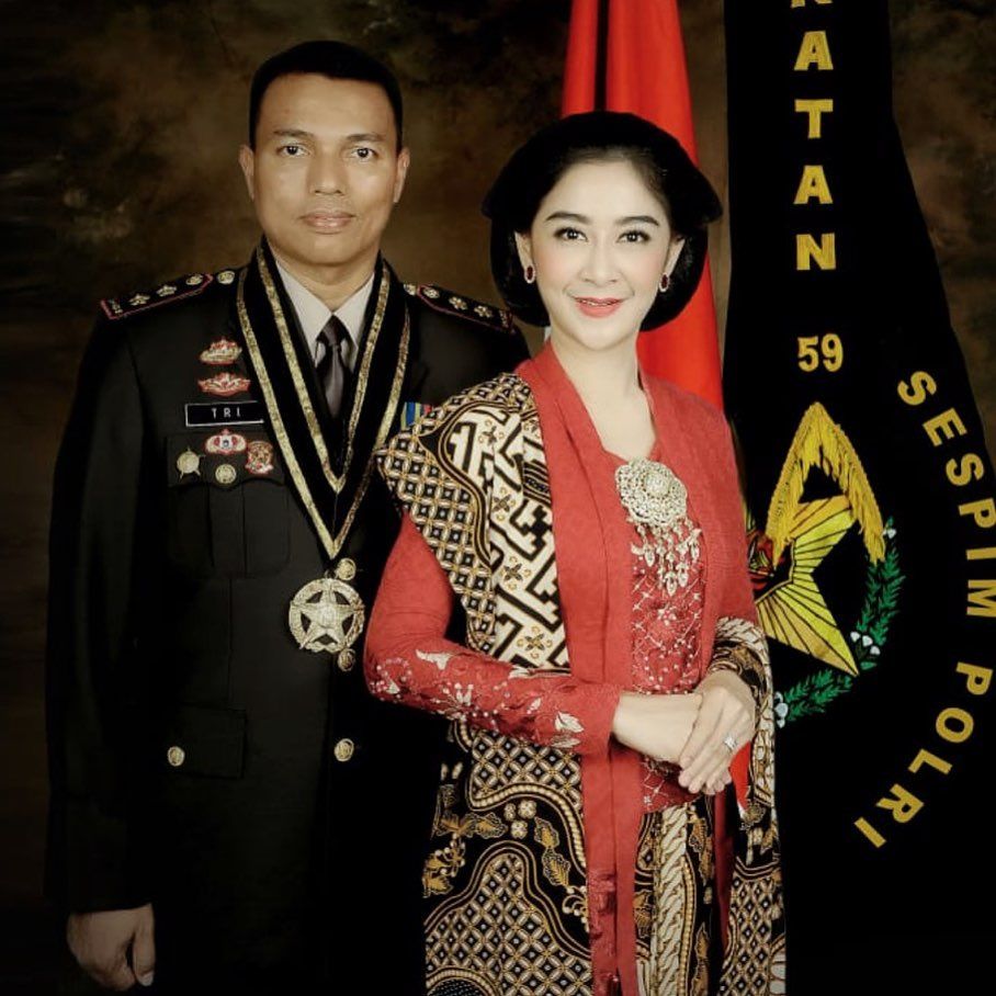 10 Adu Mesra Bella Saphira dan Uut Permatasari, Suaminya Abdi Negara