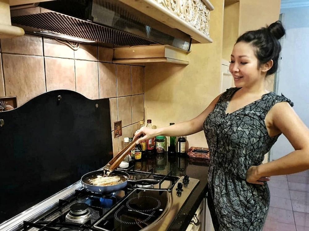 Glowing Anti Kucel! 9 Potret Chef Marinka Masak di Dapur Pribadi