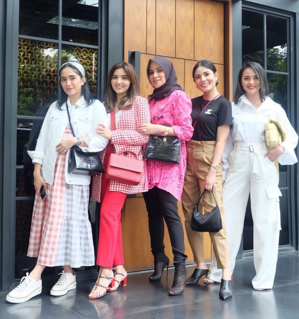10 Potret Geng Mama Muda Hits yang Glamor Abis, Curi Perhatian