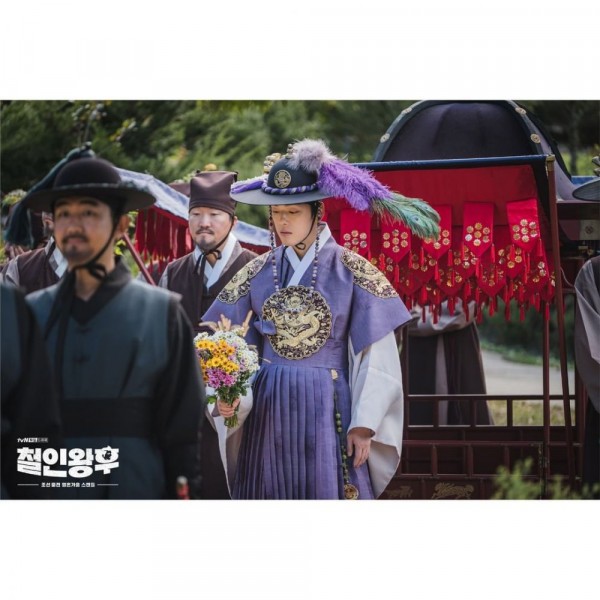 10 Adu Pesona Kim Jung Hyun di KDrama ‘CLOY’ vs ‘Mr. Queen’