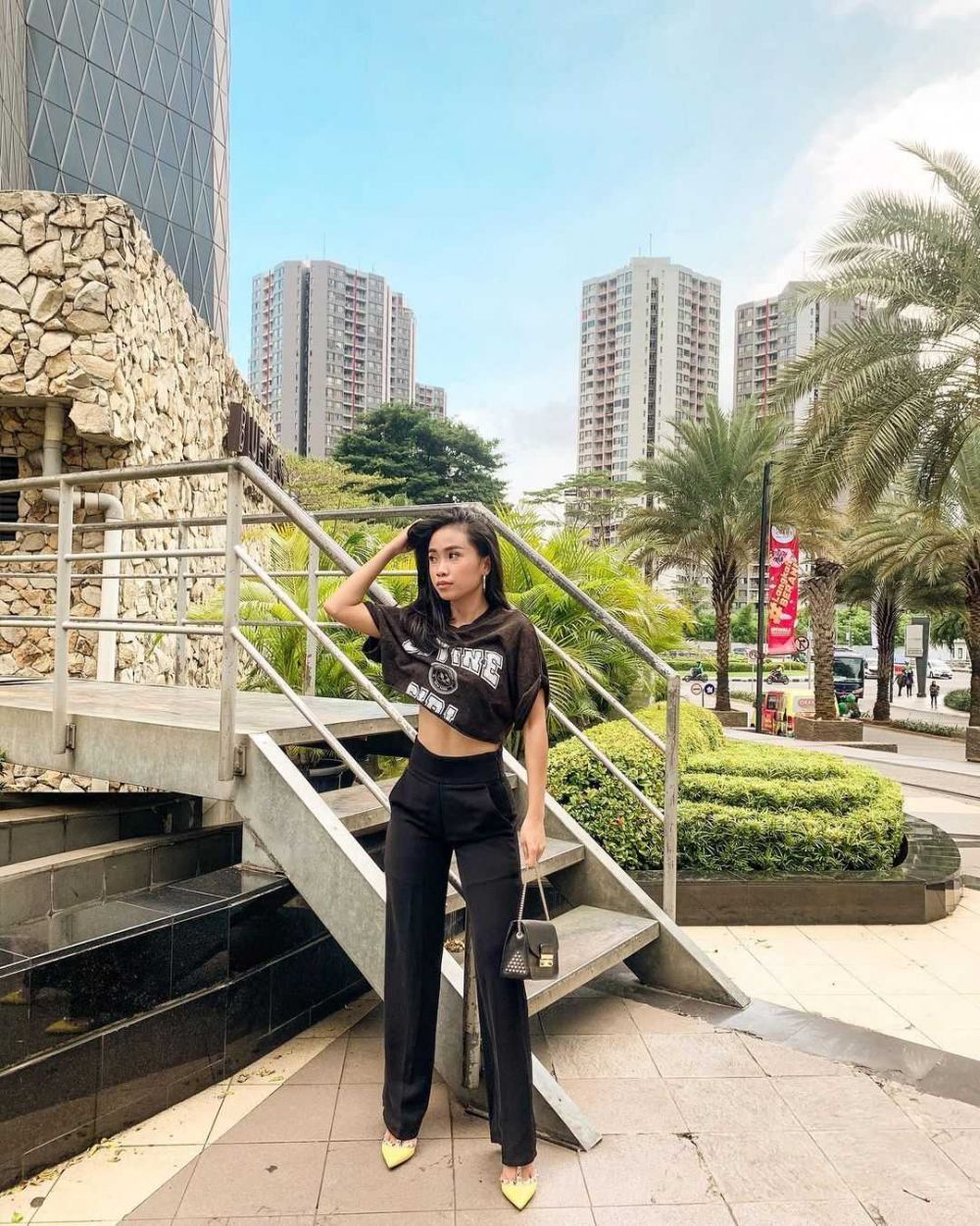 9 Potret Pamer Body Goals ala Ayya Renita, Perutnya Rata Banget