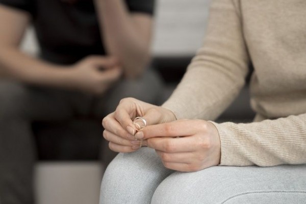 5 Alasan Tetap Bertahan Meski Dikasari Pasangan Itu Bukanlah Cinta