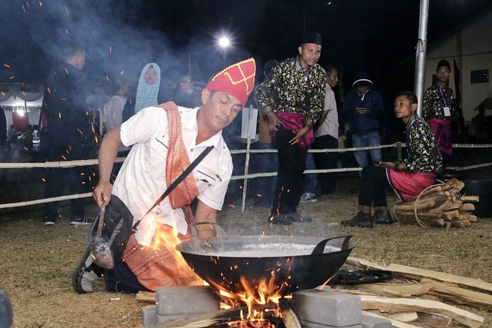 6 Tradisi Masyarakat Sumbawa, Masyarakat Asli di Nusa Tenggara Barat