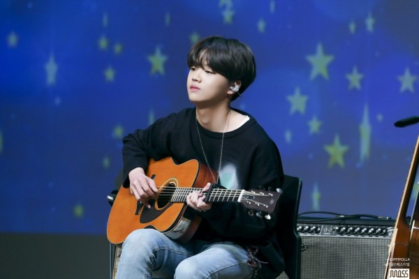 10 Potret Kim Young So, Gitaris Band Hoppipolla yang Menggemaskan