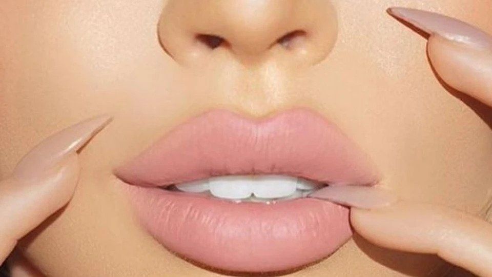 5 Rekomendasi Lipstik untuk Cewek Warna Kulit Gelap, Gak Perlu Pusing 