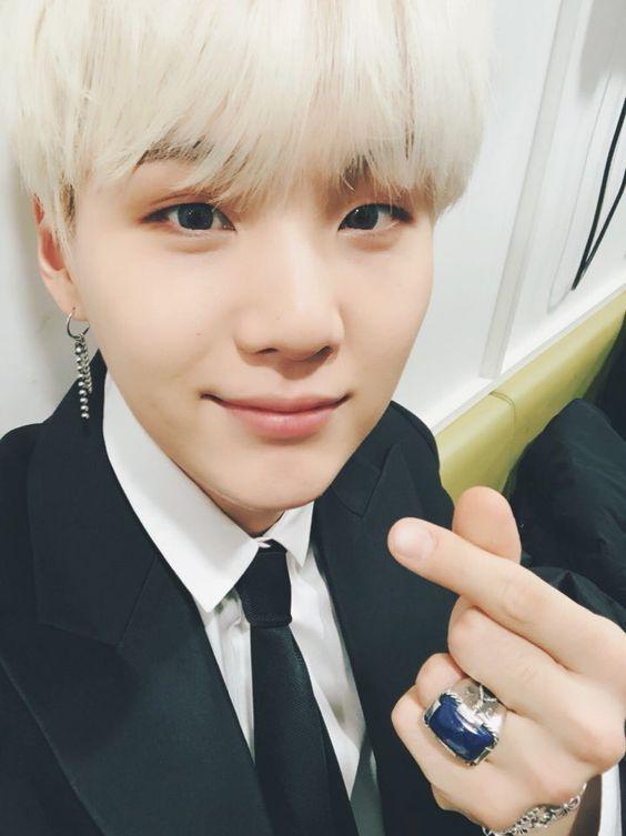 10 Potret Finger Heart Suga BTS yang Rayakan Debut 8 Tahun