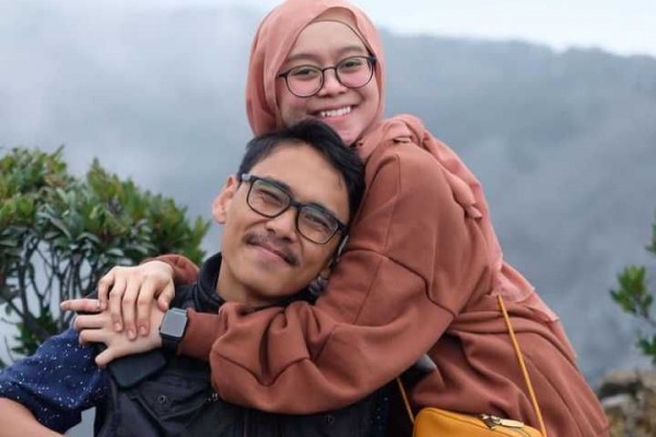 9 Potret Kedekatan Lesty dengan Beni Mulyana, Adik Kakak bak Pacar!