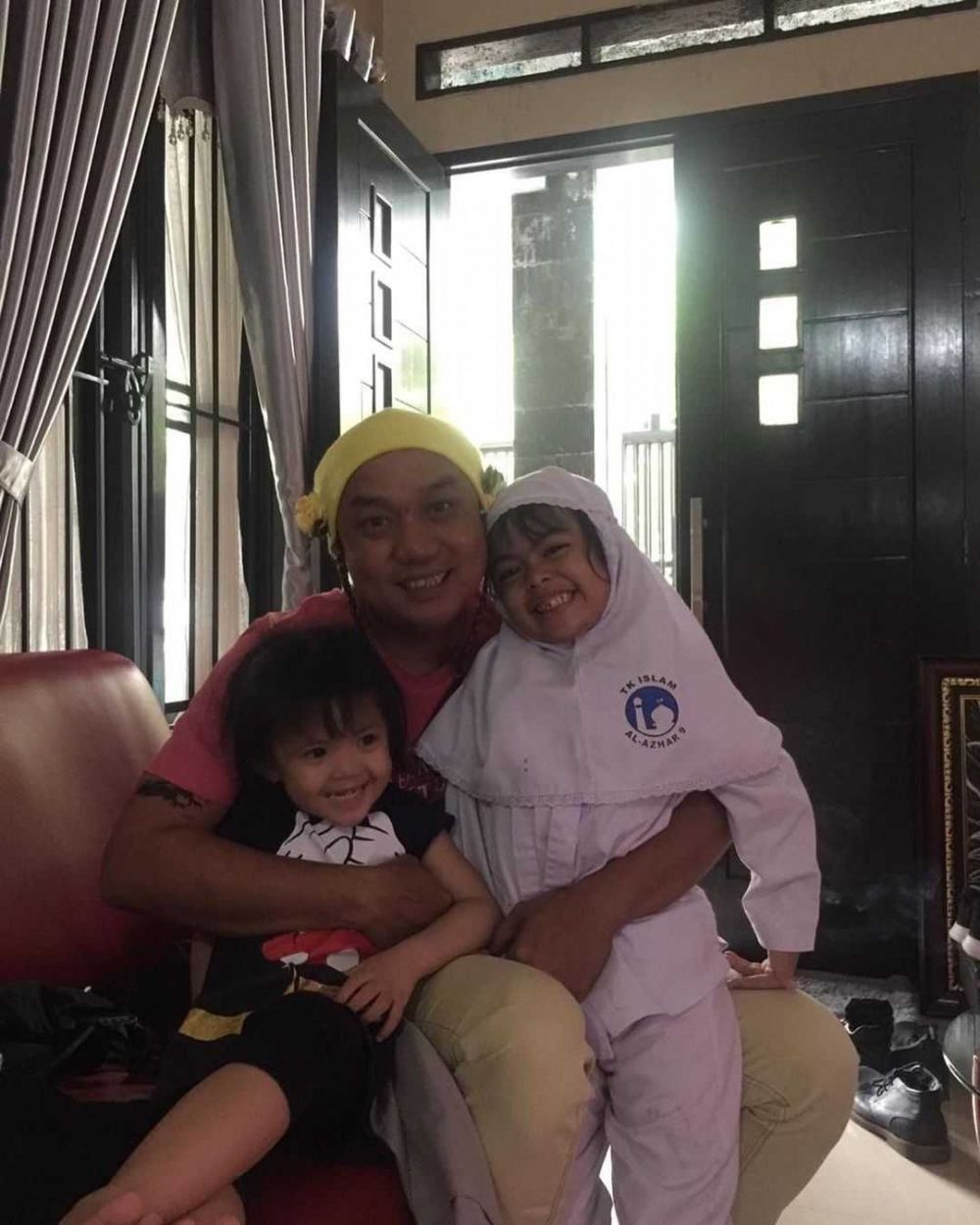 Intim Bareng Istri Kedua, 9 Potret Harmonis Keluarga Azis Gagap