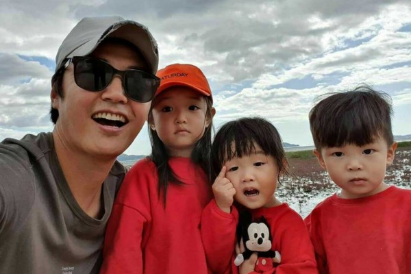 Gabung The Return of Superman, 10 Potret Yoon Sang Hyun saat Asuh Anak