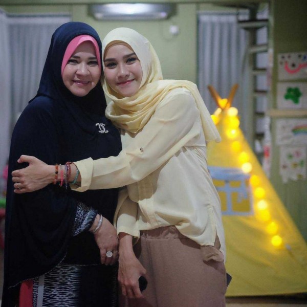 Jarang Disorot, 10 Momen Manis Zaskia Adya Mecca dengan sang Mama