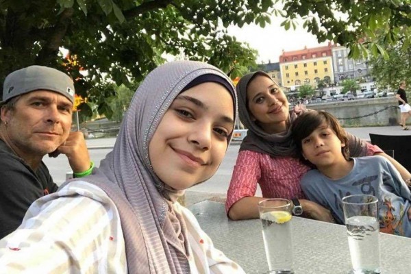 Jarang Terekspos, 10 Potret Hangat Ayu Azhari Bersama Enam Anaknya