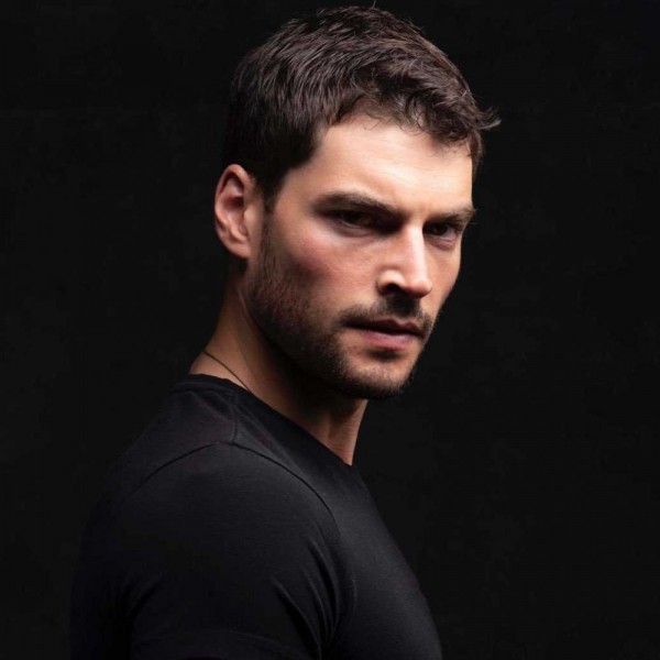 12 Potret Akin Akinozu, Bintang Serial Hercai yang Macho Abis