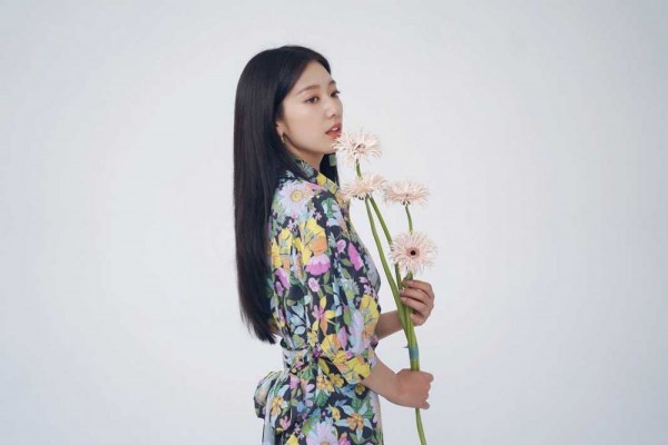 Spesialis Pretty Savage, 10 Potret Manis Park Shin Hye dengan Bunga