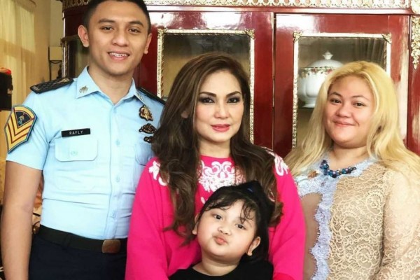 Jarang Disorot, 9 Momen Hangat Nia Daniaty dan Cucunya