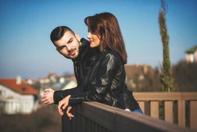 5 Alasan yang Membuat Kamu Semakin Cinta dengan Pasangan Cuek