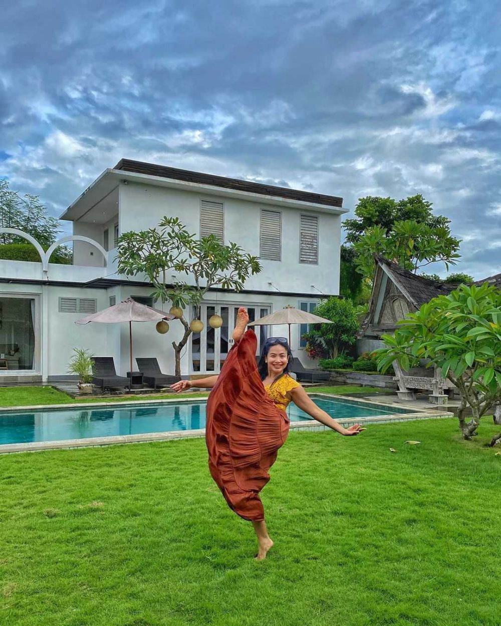 Usia 47 Tahun Fresh bak Masih ABG! 10 Potret Awet Muda Feni Rose