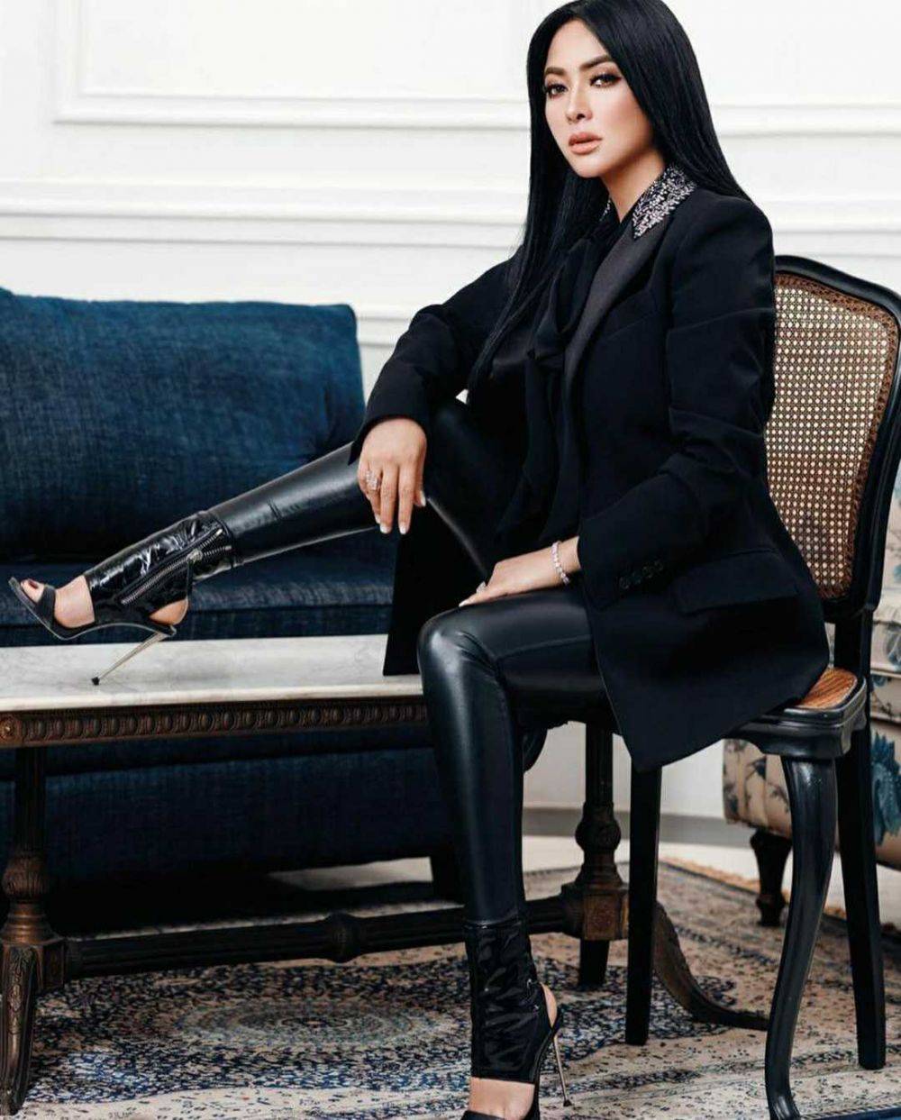 9 Potret Cetar Syahrini Dalam Balutan Outfit Hitam