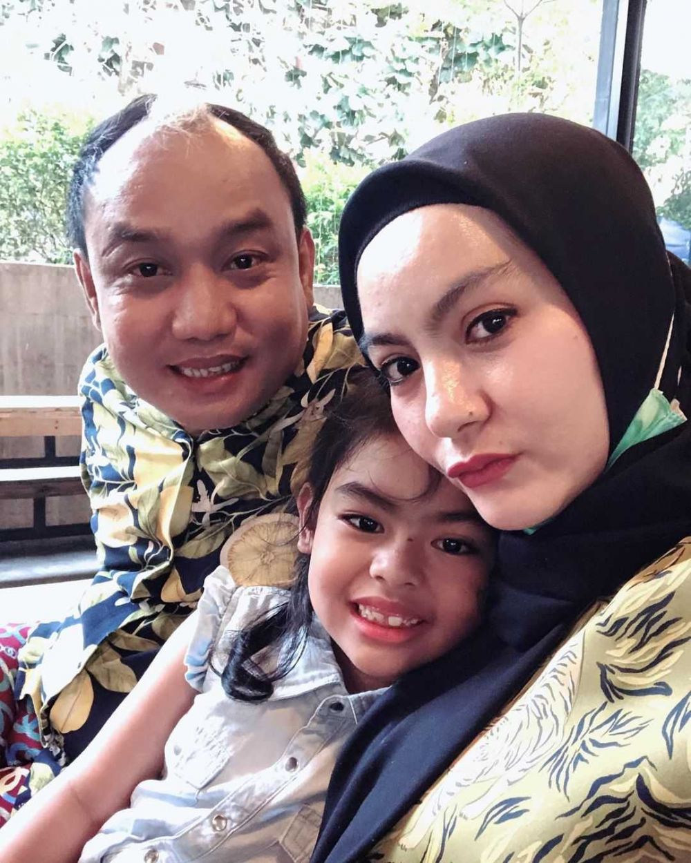 Intim Bareng Istri Kedua, 9 Potret Harmonis Keluarga Azis Gagap