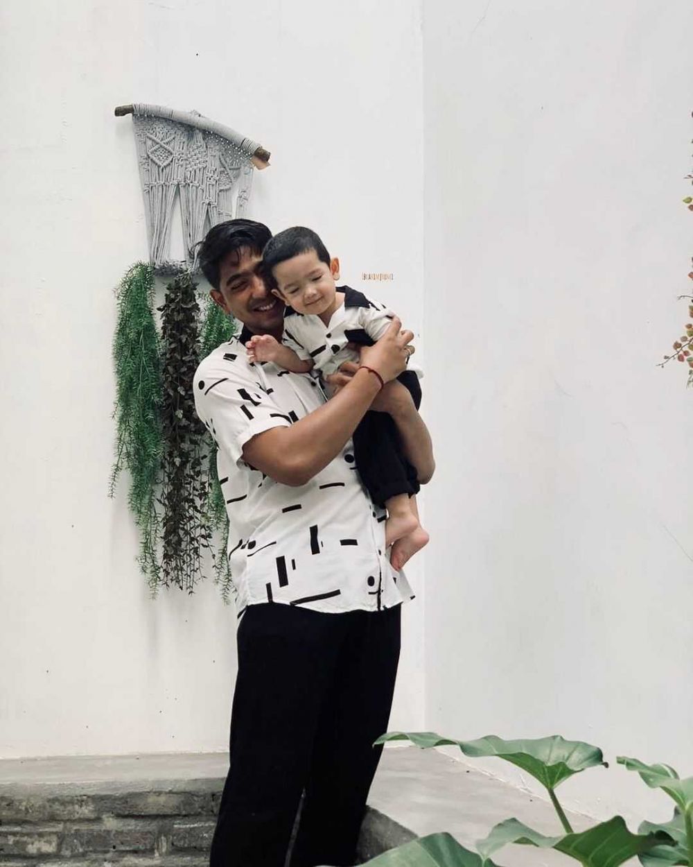 Hot Daddy, 10 Adu Gaya Arya Saloka dan Carlo Milk Momong Anak