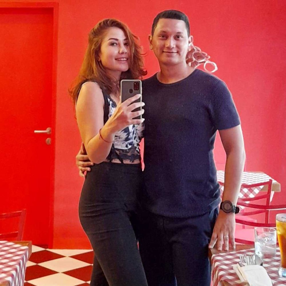 10 Potret Bahagia Emma Warokka dan Suami Walau Berbeda 18 Tahun