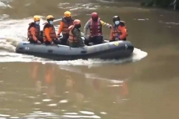 Seorang PNS di Ngawi Nekat Terjunkan Diri ke Bengawan Solo