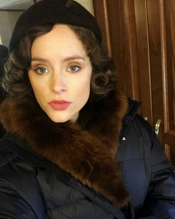 9 Potret Sophie Rundle, Lawan Main Suranne Jones di Gentleman Jack