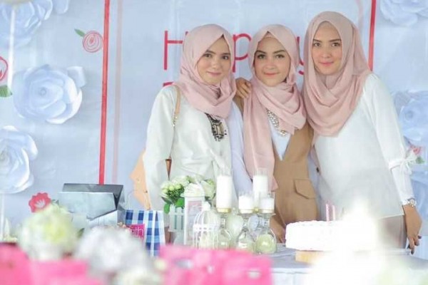 Tak Kalah Memesona! 9 Potret Zulfy Arliana, Sepupu Hamidah Rachmayanti