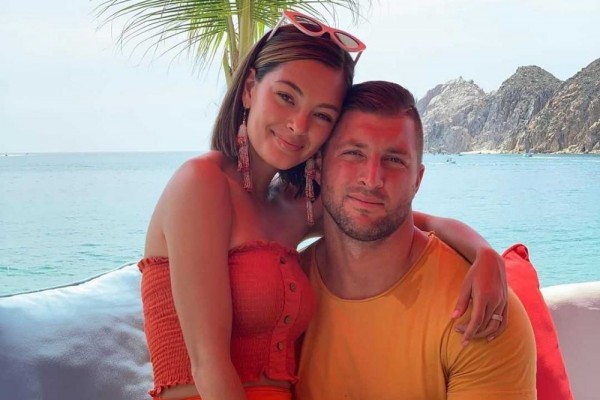 Setahun Menikah, 10 Potret Demi Leigh Miss Universe 2017 Bersama Suami