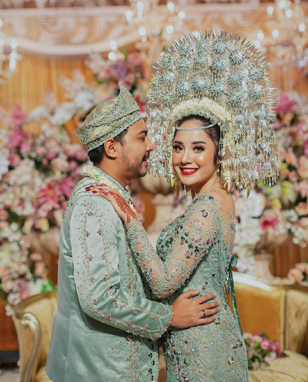 Mesra Abis! 9 Potret Bulan Madu Gina Meidina dan Suami