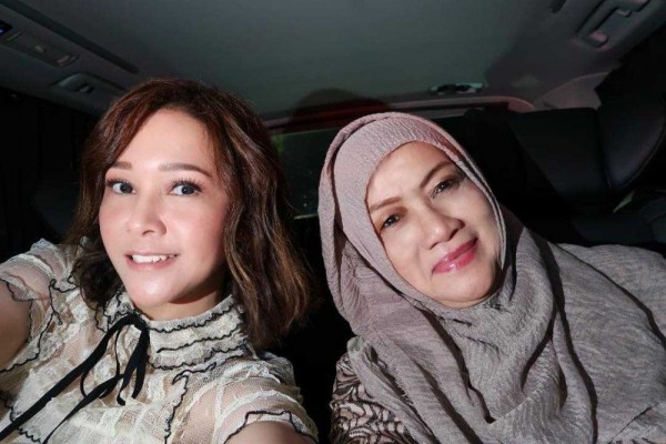 Jarang Disorot, 9 Potret Manis Maia Estianty dengan Sang Mama