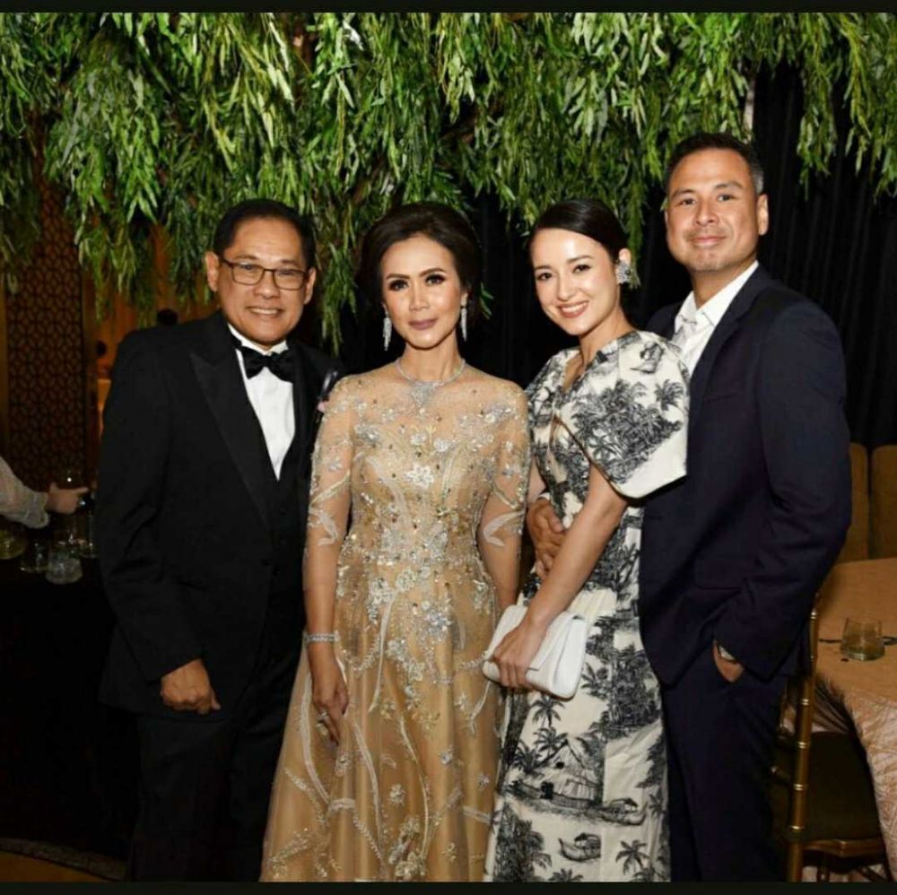 9 Potret Romantis Julie Estelle dan Sang Kekasih David Tjiptobiantoro