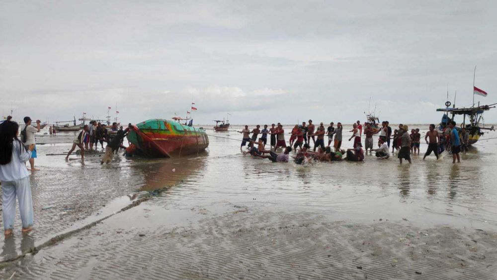 Ombak 4 Meter Melanda Rembang, Karimunjawa dan Laut Jawa saat Tahun Baru