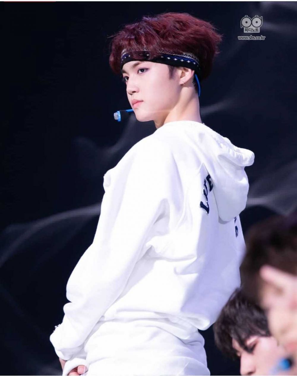 10 Potret Doyoung TREASURE dengan Tatapan Tajamnya