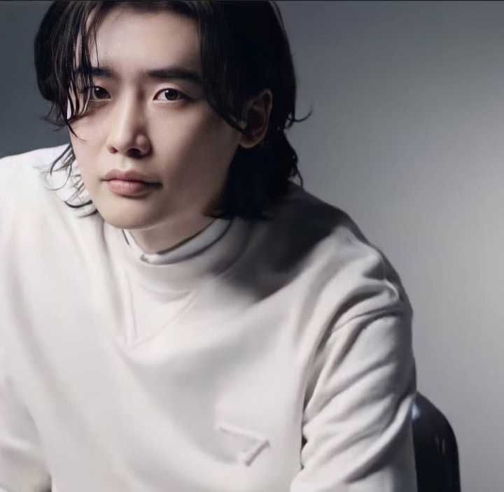 9 Potret Terbaru Lee Jong Suk Dengan Rambut Gondrong