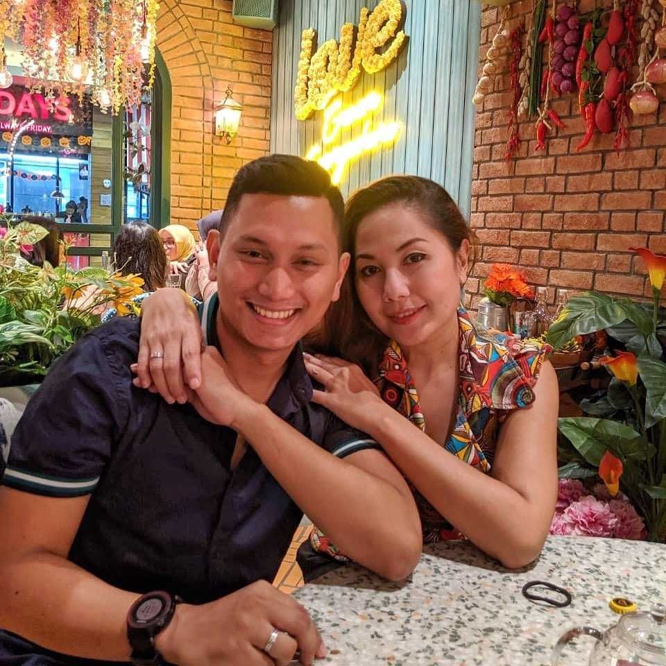 10 Potret Bahagia Emma Warokka dan Suami Walau Berbeda 18 Tahun