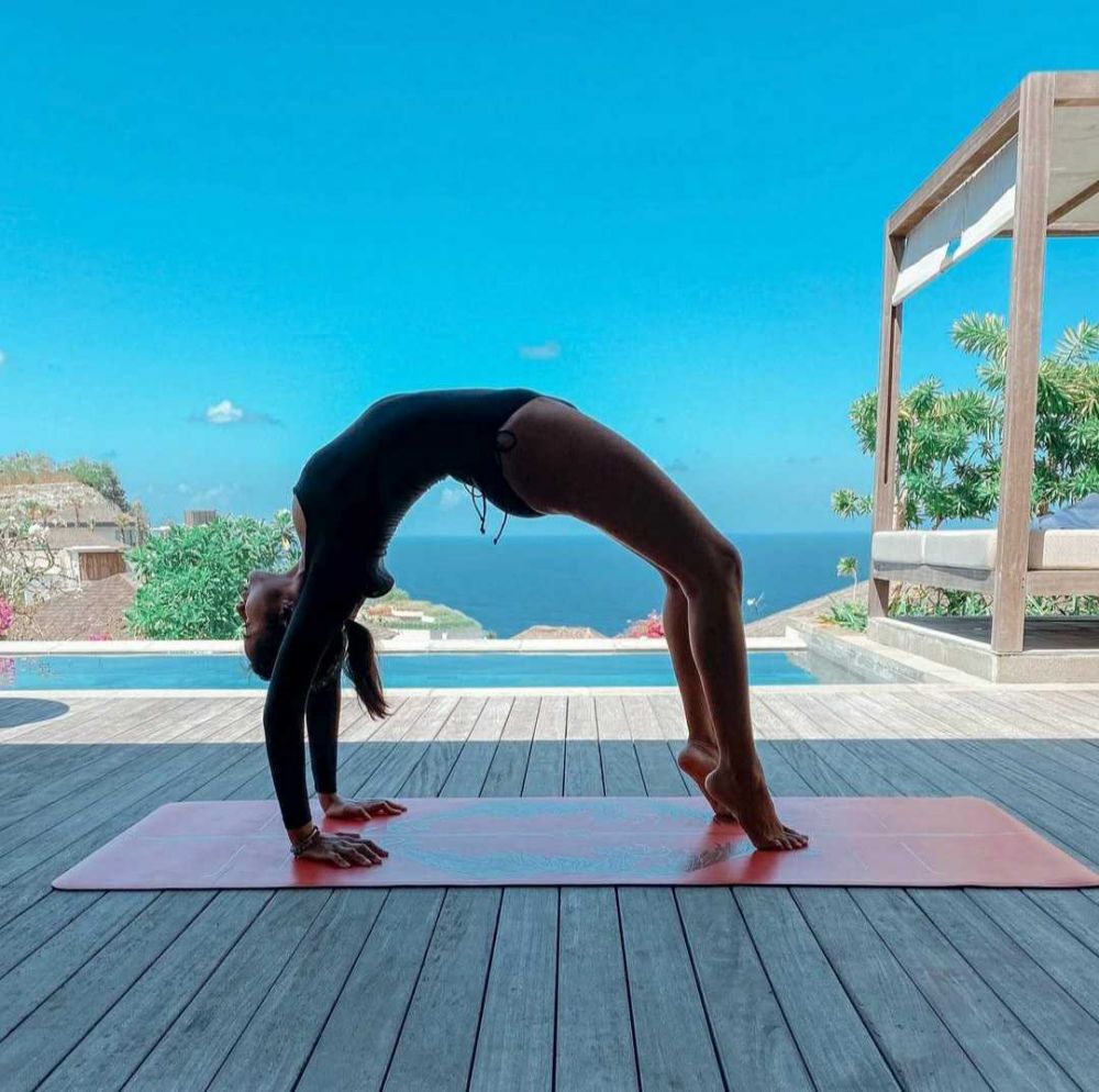 Body Goals Abis! 10 Potret Kirana Larasati Saat Olahraga Yoga