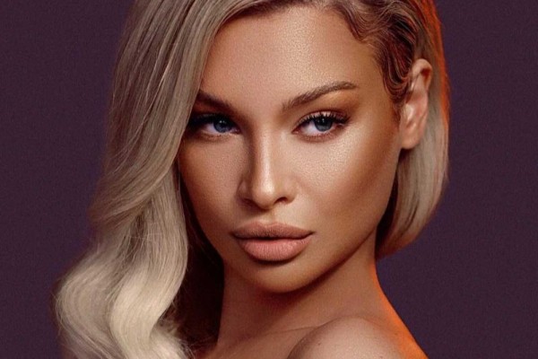 9 Pesona Blerta Veseli, Miss Universe Kosovo 2020 yang bak Boneka
