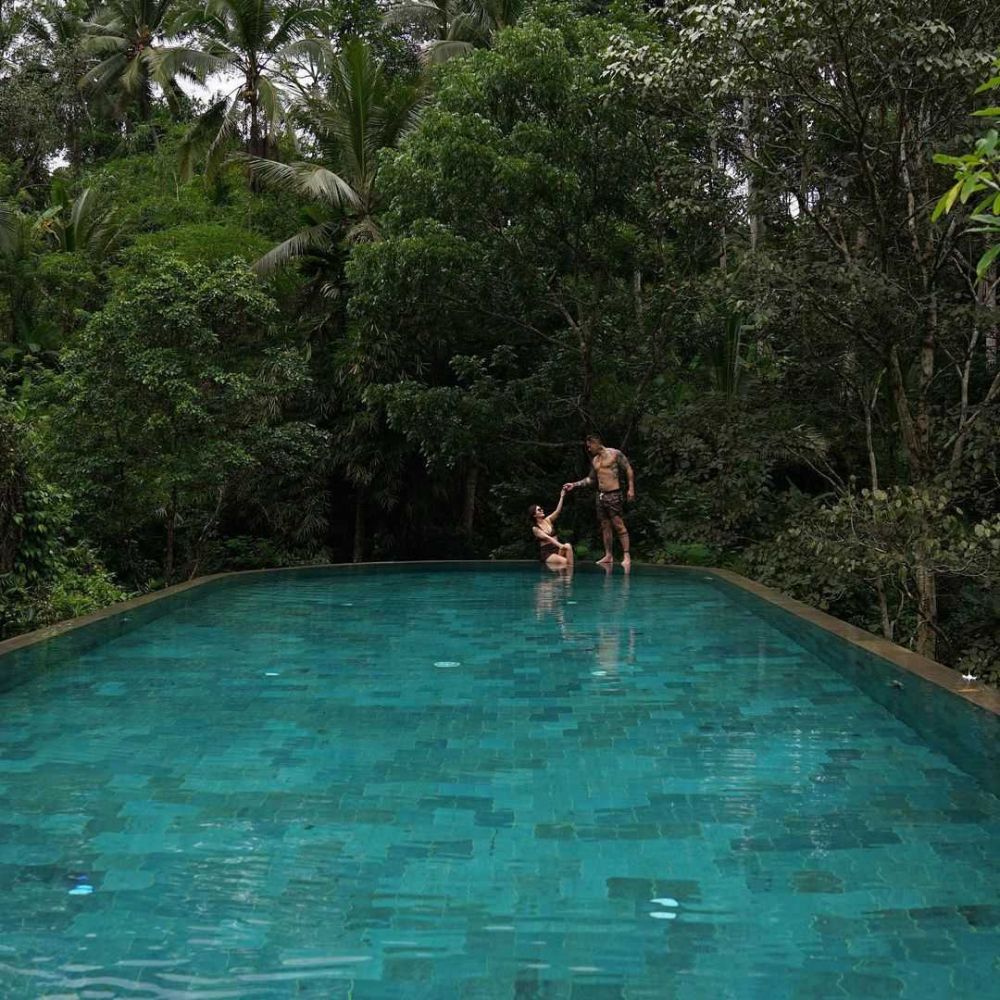 Pamer Kemesraan, 9 Potret Liburan Miller Khan dan Kekasih di Bali