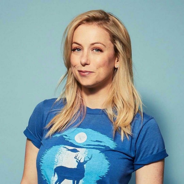 9 Pesona Iliza Shlesinger, Pemeran Cissy Davis di Spenser Confidential