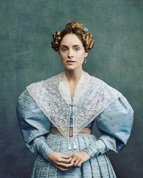 9 Potret Sophie Rundle, Lawan Main Suranne Jones di Gentleman Jack