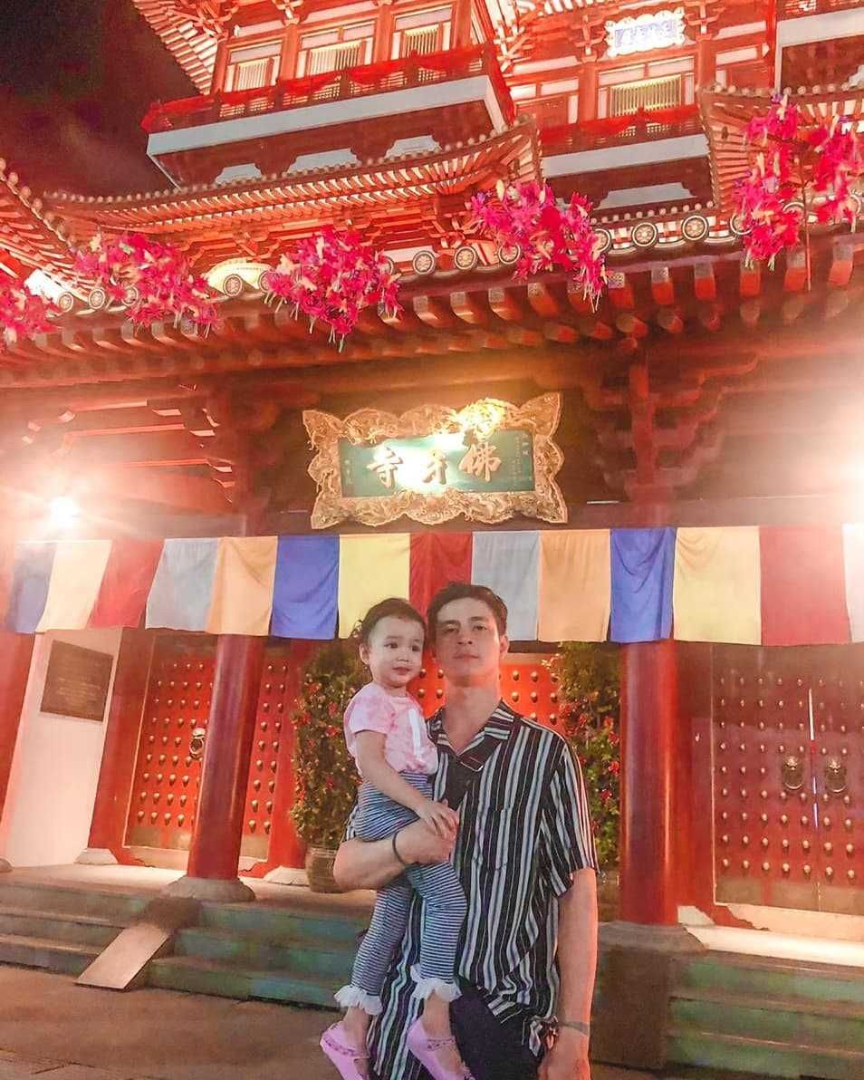 Hot Daddy, 10 Adu Gaya Arya Saloka dan Carlo Milk Momong Anak