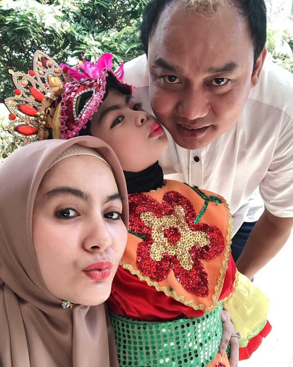 Intim Bareng Istri Kedua, 9 Potret Harmonis Keluarga Azis Gagap