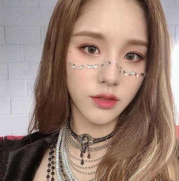 9 Potret Glowing Heejin LOONA, Miliki Visual Bak Gadis Rusia