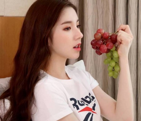 9 Potret Glowing Heejin LOONA, Miliki Visual Bak Gadis Rusia