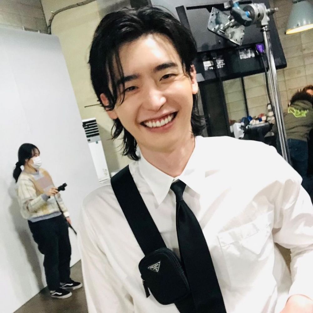 9 Potret Lee Jong Suk Dengan Rambut Gondrong