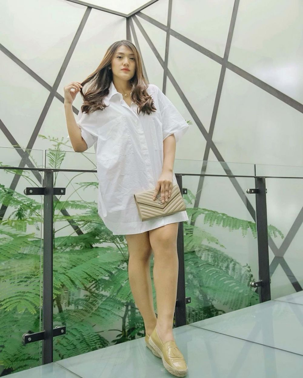 10 Ide Mix And Match Outfit Warna Putih Ala Annisa Aziza