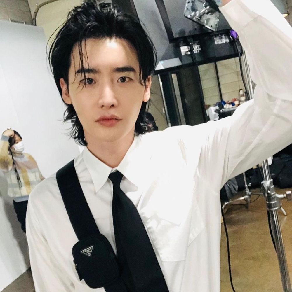 9 Potret Lee Jong Suk Dengan Rambut Gondrong